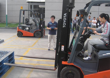 操作叉車前檢查、避讓障礙物、叉車倒車行駛要求、叉車停車放置及行為規(guī)范。